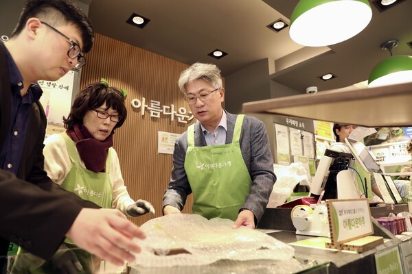 동국제강그룹이 서울·인천·부산 지역 ‘아름다운가게’ 매장에서 제19회 ‘동국제강그룹과 함께하는 아름다운하루’ 행사를 진행했다.아름다운하루 행사에서 장세욱 동국제강그룹 부회장(왼쪽 세번째)이 일일점원으로 활동하고 있다.[사진=동국제강그룹]