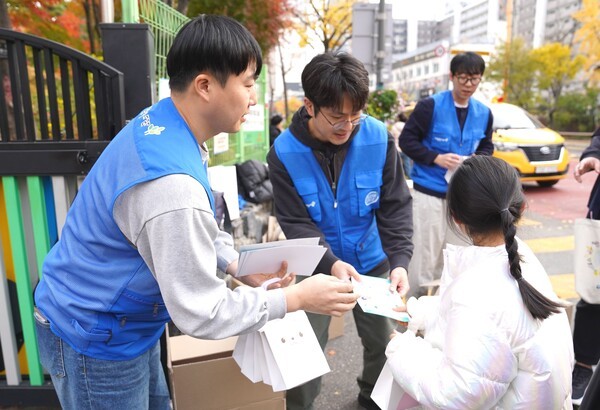깨끗한나라는 11월 20일 서울 신용산초등학교에서 용산구청과 함께 학부모 및 어린이를 대상으로 유괴 예방 안전수칙 리플릿과 안전 물품을 직접 전달하며 캠페인의 시작을 알렸다.[사진=깨끗한나라]
