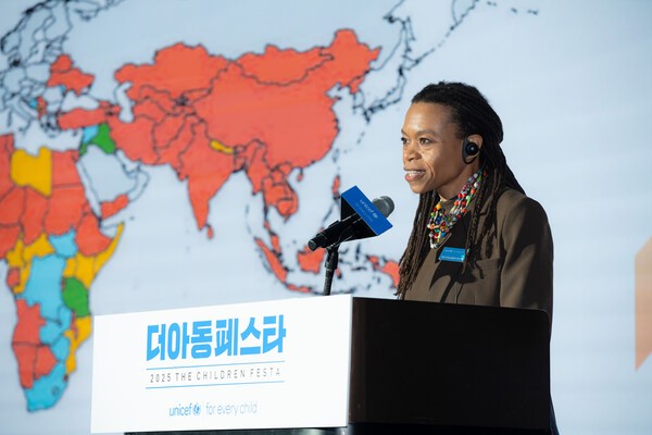 존스홉킨스 블룸버그 대학원의 파멜라 콜린스 교수가 11월 20일 세계 아동의 날을 맞아 유니세프 한국위원회가 개최한 아동 마음건강 주제 ‘2025 더아동페스타’에서 기조 강연하고 있다.[사진=유니세프 한국위원회]