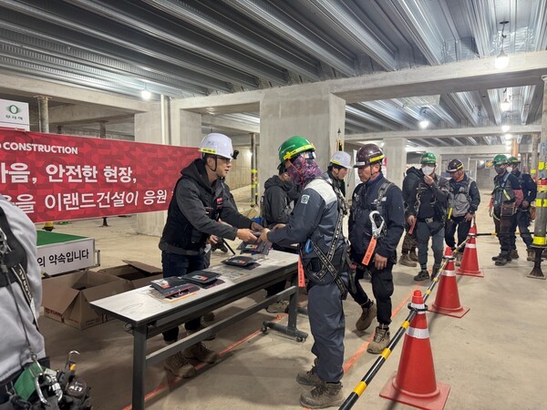 이랜드건설은 본격적인 혹한기를 앞두고 지난 13일 기능성 보온 이너웨어 2천벌을 전국 현장 근로자 전원에게 지급하고, 11월 21일 전국 11개 현장에서 혹한기 대응 캠페인을 일제히 실시했다.[사진=이랜드그룹]