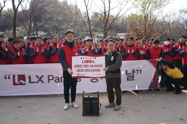 종합물류기업 LX판토스가 11월 21일 서울 전역에서 임직원이 참여하는 사회공헌 행사 ‘V-day(Volunteer Day) 2025’를 진행했다.이용호 대표가 사랑의 연탄 2만8000장을 전달하고 있다.[사진=LX판토스]