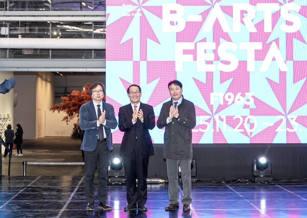 한국주택금융공사는 11월 21일 부산광역시 수영구에 있는 복합문화공간 F1963에서 ‘HF 지역 청년예술인 창작 지원’ 기부금 전달식을 가졌다. (왼쪽부터) 오재환 부산문화재단 대표이사, 이준승 부산시 행정부시장, 유호재 한국주택금융공사 상임이사.[사진=부산문화재단]