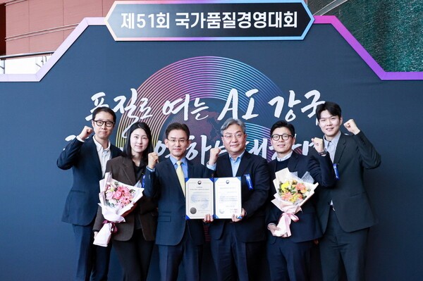 대한항공씨앤디서비스(대한항공C&D)가 산업통상자원부와 국가기술표준원이 주최하는 ‘제51회 국가품질경영대회’에서 2년 연속 품질경쟁력 우수기업에 선정됐다.대한항공씨앤디서비스 최덕진 대표(왼쪽 셋째) 가 직원들과 기념 촬영을 하고 있다.[사진=대한항공씨앤디서비스]