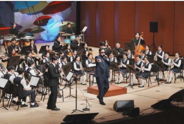  ‘우리금융X사랑의달팽이 클라리넷앙상블 제20회 정기연주회’가  11월 22일  KBS홀에서 열렸다. 그룹 god의 김태우가 게스트로 참여해, 클라리넷 앙상블 단원들과 함께 ‘사랑비’와 ‘촛불하나’ 협연 무대를 선보였다.[사진=사랑의달팽이]