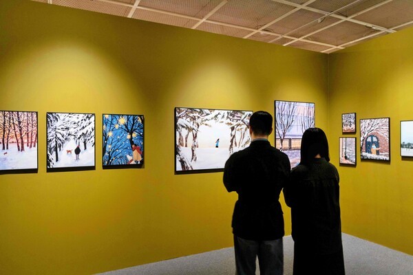 롯데백화점은 잠실점 아트홀에서 11월 21일부터 내년 1월 18일까지 일러스트레이터 배성규·아레아레아·수빈 작가가 참여하는 ‘겨울, 그 따뜻한 순간들’ 전시를 진행한다.[사진=롯데백화점]