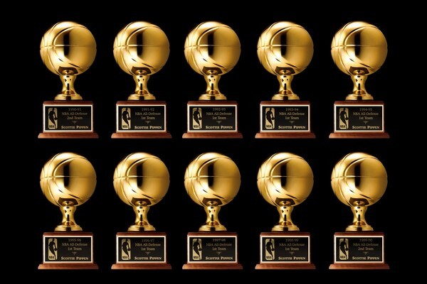 이랜드뮤지엄은 농구 아카이브 전시 ‘디어 바스켓볼(DEAR BASKETBALL), 위대한 농구선수 75인전 vol.2’의 2차 얼리버드 티켓을 11월 24일 오픈했다.시카고 불스 왕조의 위대한 수비수, 스코티 피펜이 수상한 NBA 올디펜시브팀 트로피(1990년-2000년) 컴플리트 컬렉션.[사진=이랜드뮤지엄]