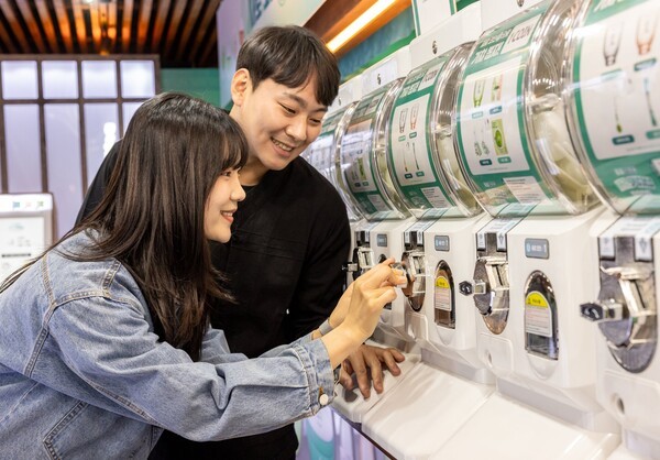 롯데칠성음료가 제로 슈거 소주 ‘새로’의 브랜드 체험을 강화하기 위해 서울 주요 상권 3곳에서 가챠(Gacha·랜덤 뽑기) 팝업스토어를 운영한다.[사진=롯데칠성음료]