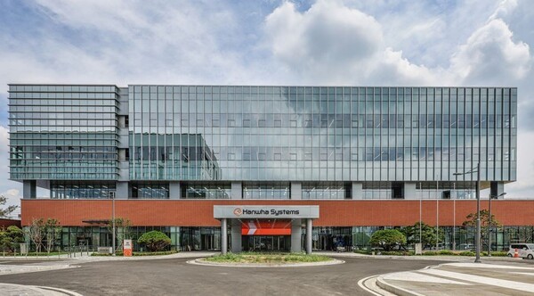 한화시스템이 경상북도 구미시에 약 2800억원을 투자해 차세대 방산·전자장비 기술을 결집한 최첨단 생산시설을 준공했다.[사진=한화시스템]