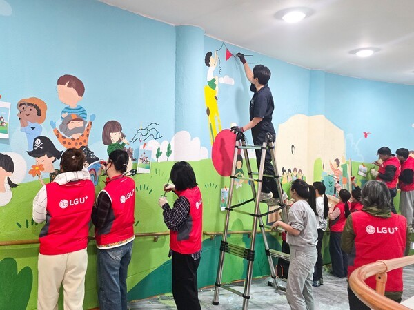 LG유플러스 임직원 20여명은 11월25일 희망도서관 개관과 함께 시각장애 학생들을 위한 벽화 그리기 봉사활동을 진행했다.[사진=LG유플러스]