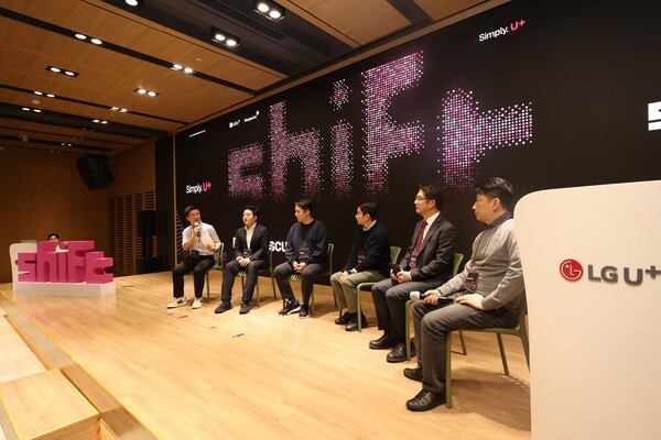 LG유플러스가 기술 경쟁력을 갖춘 국내 AI 스타트업의 성장과 글로벌 진출을 지원한다. 쉬프트 2기에 선발된 스타트업 관계자들이 패널 토크를 진행하고 있다.[사진=LG유플러스]