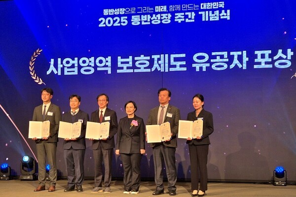 bhc와 하림이 정부가 선정하는 ‘2025 대중소기업 동반성장 유공 포상’에서 중소벤처기업부 장관 표창을 동시에 수상했다. 장관 표창을 수상한 (주)하림 유영삼 기획조정실장(왼쪽 첫 번째)이  한성숙 중소벤처기업부 장관및 수상자들과  기념촬영을 하고 있다.[사진=하림]